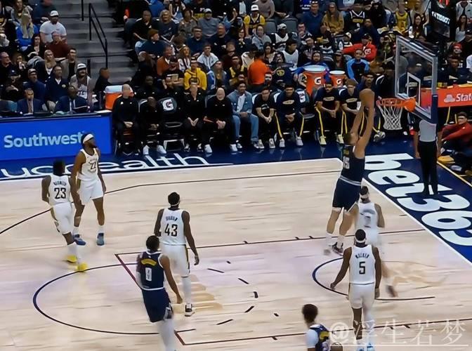 约基奇击地传球助攻 布劳恩双手爆扣