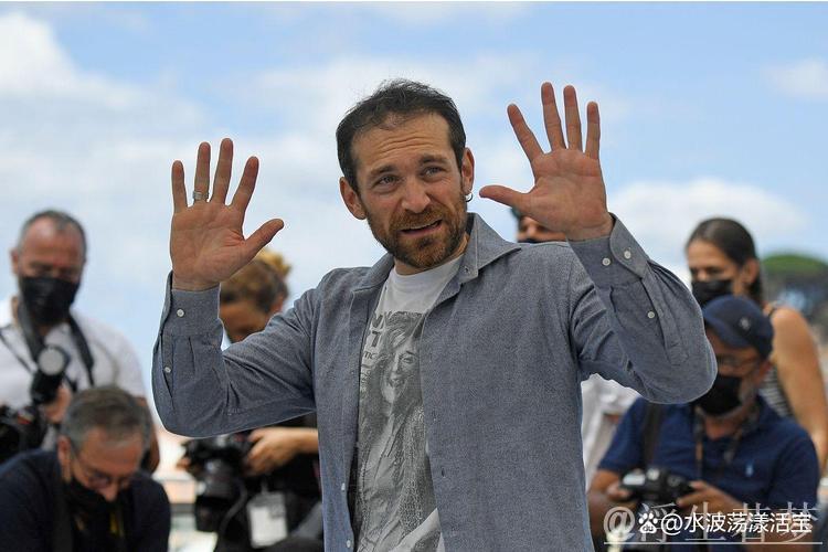 怀森社媒晒与伊斯科互换球衣照，与前辈共庆时刻！